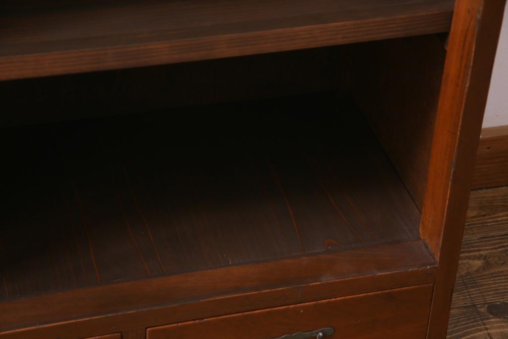 レトロ家具　昭和初期　赤みがかった木の色合いがレトロな引き出し付き本棚(収納棚、ブックシェルフ)(1)