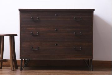 アンティーク家具　昭和初期　前面桐材　鉄脚付リメイク　すっきりとした取っ手の箪笥リビングボード・3段(チェスト、和タンス、桐箪笥、桐たんす)
