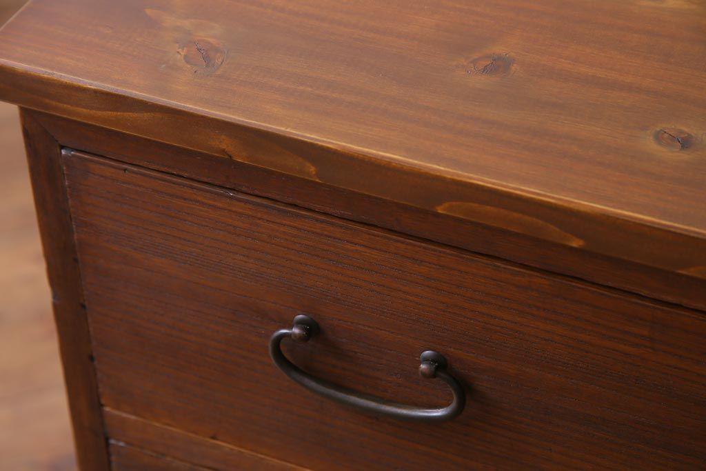 アンティーク家具　昭和初期　前面桐材　リメイク　素朴な味わいの脚付箪笥リビングボード・3段(ローボード、和タンス、引き出し、桐箪笥、桐たんす)