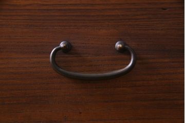 アンティーク家具　昭和初期　前面桐材　リメイク　素朴な味わいの脚付箪笥リビングボード・3段(ローボード、和タンス、引き出し、桐箪笥、桐たんす)