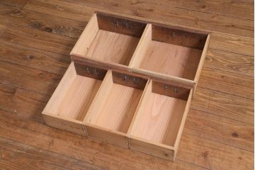 レトロ家具　和製アンティーク　ヒノキ材　コンパクトにまとまったレトロな戸棚(収納棚)