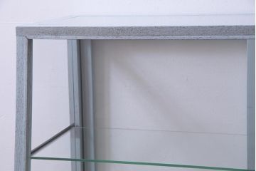 ペイント家具　人気の台形型　淡色がおしゃれな脚付ガラスケース(ショーケース、陳列棚)
