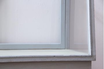 ペイント家具　人気の台形型　淡色がおしゃれな脚付ガラスケース(ショーケース、陳列棚)