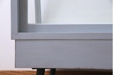 ペイント家具　人気の台形型　淡色がおしゃれな脚付ガラスケース(ショーケース、陳列棚)