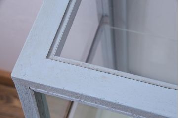 ペイント家具　人気の台形型　淡色がおしゃれな脚付ガラスケース(ショーケース、陳列棚)