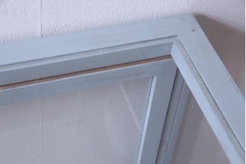 ペイント家具　人気の台形型　淡色がおしゃれな脚付ガラスケース(ショーケース、陳列棚)