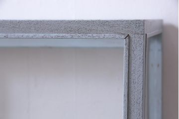 ペイント家具　人気の台形型　淡色がおしゃれな脚付ガラスケース(ショーケース、陳列棚)