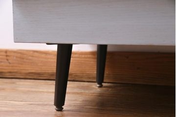 ペイント家具　人気の台形型　淡色がおしゃれな脚付ガラスケース(ショーケース、陳列棚)
