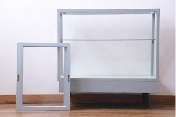 ペイント家具　人気の台形型　淡色がおしゃれな脚付ガラスケース(ショーケース、陳列棚)