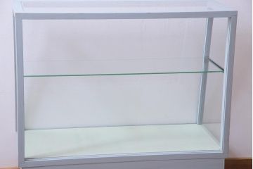 ペイント家具　人気の台形型　淡色がおしゃれな脚付ガラスケース(ショーケース、陳列棚)
