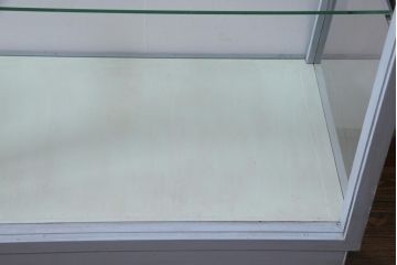 ペイント家具　人気の台形型　淡色がおしゃれな脚付ガラスケース(ショーケース、陳列棚)