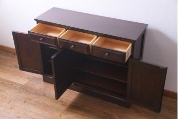中古　北海道民芸家具　天板樺無垢材　使いやすいサイズへと生まれ変わったシックなリメイクサイドボード(食器棚、収納棚)(1)