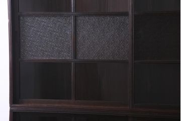 アンティーク家具　和製アンティーク　三方栗材　渋い色合いの大振りな薄型重ね戸棚(収納棚、食器棚)