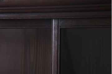 アンティーク家具　和製アンティーク　三方栗材　渋い色合いの大振りな薄型重ね戸棚(収納棚、食器棚)