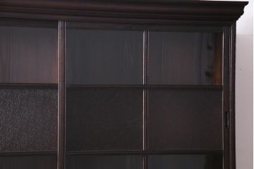アンティーク家具　和製アンティーク　三方栗材　渋い色合いの大振りな薄型重ね戸棚(収納棚、食器棚)