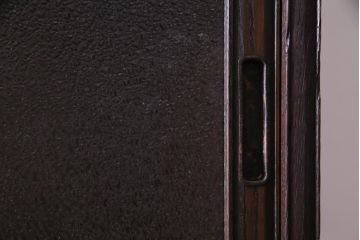 アンティーク家具　和製アンティーク　三方栗材　渋い色合いの大振りな薄型重ね戸棚(収納棚、食器棚)