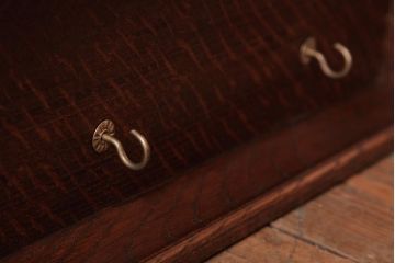 アンティーク家具　イギリスアンティーク　オーク材　上品なデザインのフック付きウォールシェルフ(ウォールラック、壁掛け棚)