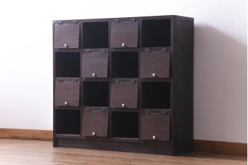 ラフジュ工房オリジナル　白い取っ手がレトロで可愛らしいパタパタ扉のマス目棚(収納棚、下駄箱)