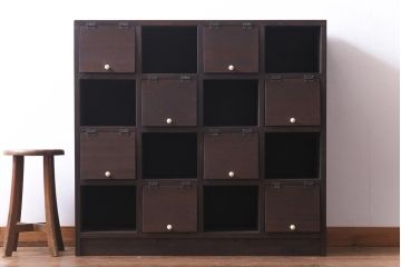 ラフジュ工房オリジナル　白い取っ手がレトロで可愛らしいパタパタ扉のマス目棚(収納棚、下駄箱)