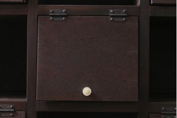 ラフジュ工房オリジナル　白い取っ手がレトロで可愛らしいパタパタ扉のマス目棚(収納棚、下駄箱)