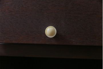 ラフジュ工房オリジナル　白い取っ手がレトロで可愛らしいパタパタ扉のマス目棚(収納棚、下駄箱)