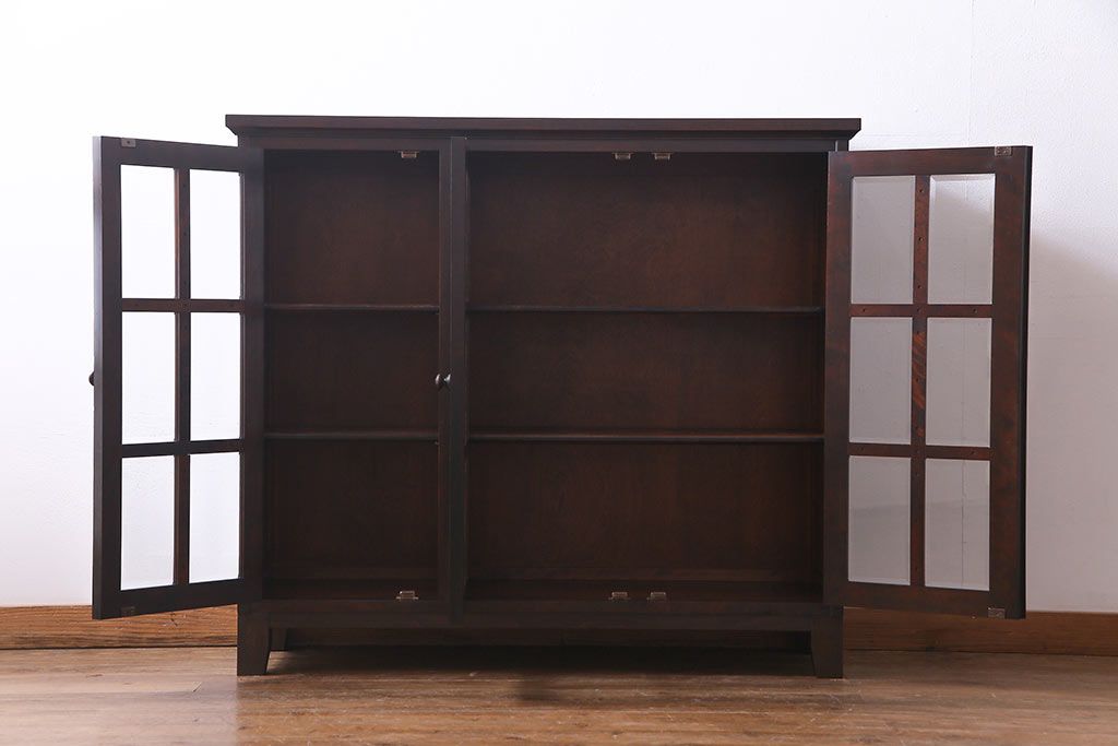 リメイク　北海道民芸家具　脚付き　品のある佇まいがお洒落なキャビネット(食器棚、飾り棚、収納棚)