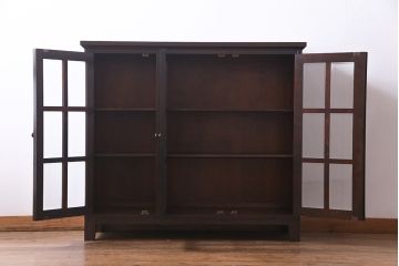 リメイク　北海道民芸家具　脚付き　品のある佇まいがお洒落なキャビネット(食器棚、飾り棚、収納棚)