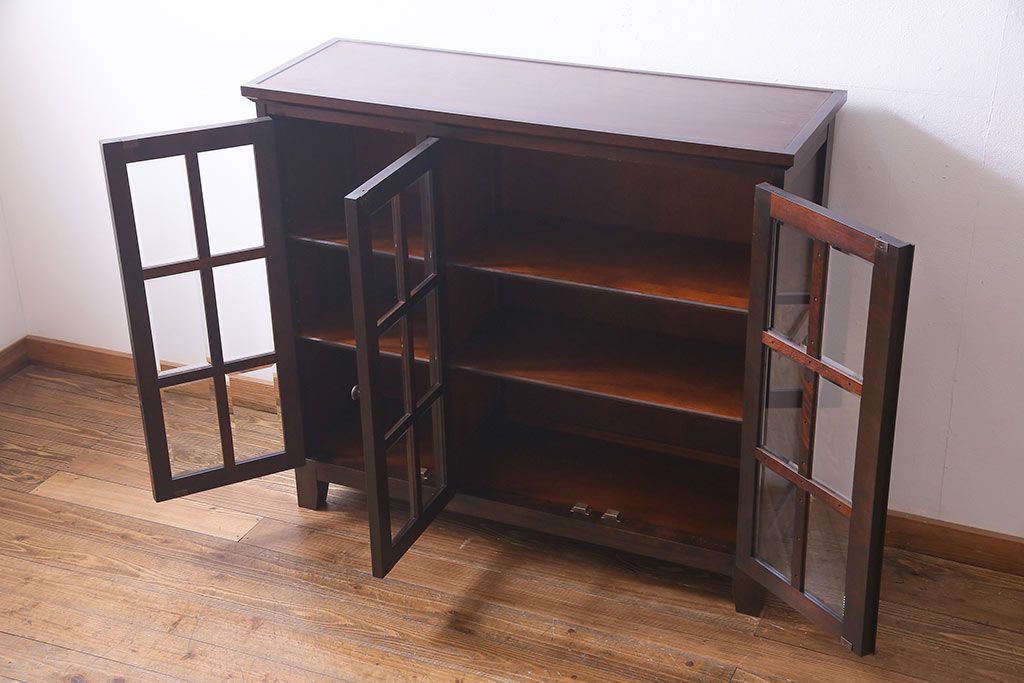 リメイク　北海道民芸家具　脚付き　品のある佇まいがお洒落なキャビネット(食器棚、飾り棚、収納棚)