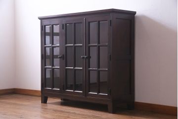 リメイク　北海道民芸家具　脚付き　品のある佇まいがお洒落なキャビネット(食器棚、飾り棚、収納棚)