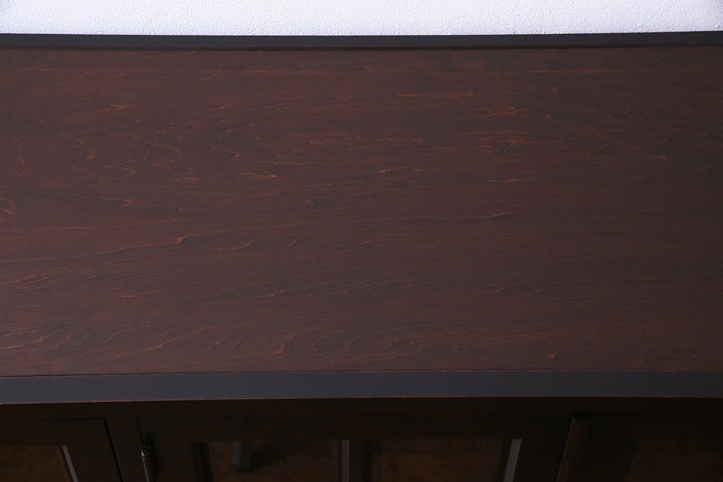 リメイク　北海道民芸家具　脚付き　品のある佇まいがお洒落なキャビネット(食器棚、飾り棚、収納棚)