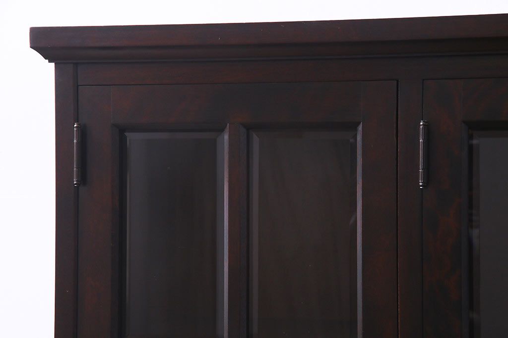 リメイク　北海道民芸家具　脚付き　品のある佇まいがお洒落なキャビネット(食器棚、飾り棚、収納棚)