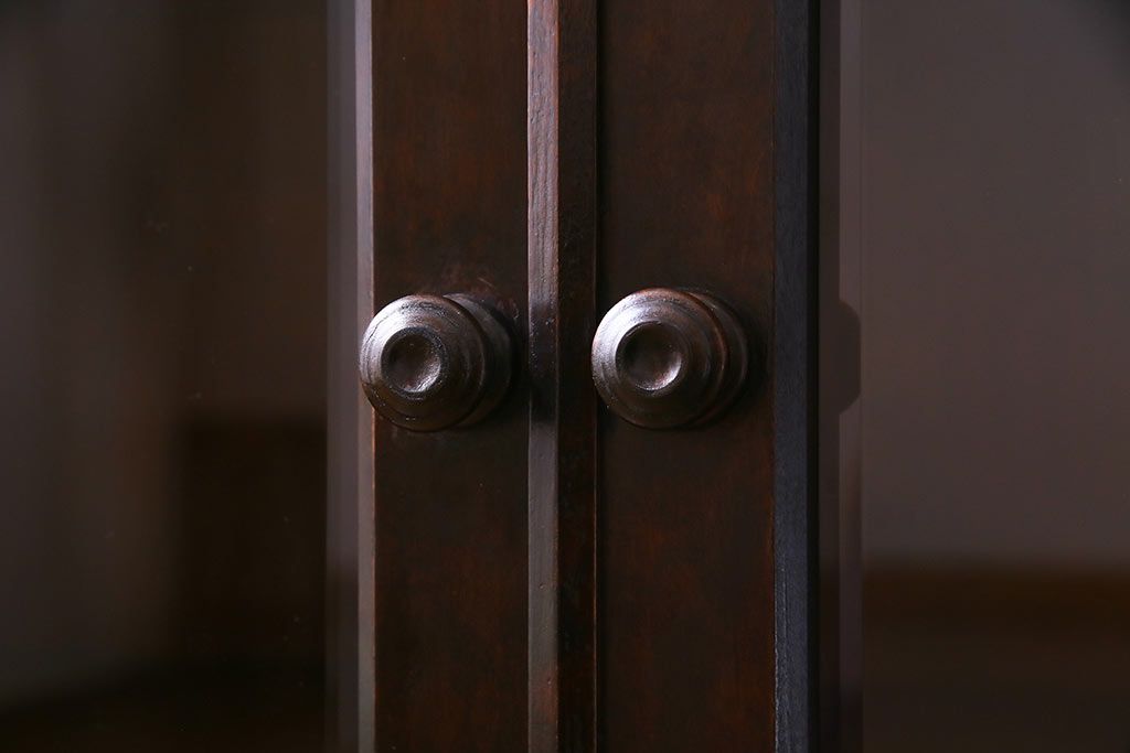 リメイク　北海道民芸家具　脚付き　品のある佇まいがお洒落なキャビネット(食器棚、飾り棚、収納棚)