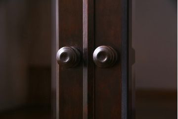 リメイク　北海道民芸家具　脚付き　品のある佇まいがお洒落なキャビネット(食器棚、飾り棚、収納棚)