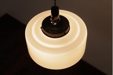 昭和レトロ　戦前　シンプルな乳白ガラスのペンダントライト(吊り下げ照明、天井照明)