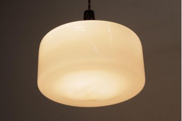 昭和レトロ　戦前　シンプルな乳白ガラスのペンダントライト(吊り下げ照明、天井照明)