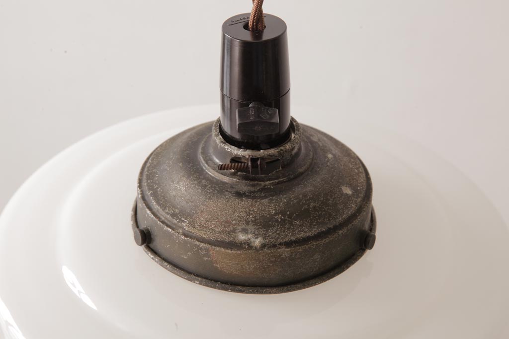 昭和レトロ　戦前　シンプルな乳白ガラスのペンダントライト(吊り下げ照明、天井照明)