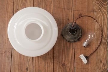 昭和レトロ　戦前　シンプルな乳白ガラスのペンダントライト(吊り下げ照明、天井照明)