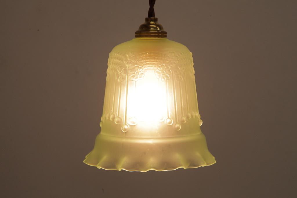 フランスアンティーク　淡いグリーンと花模様が可愛らしいペンダントライト(天井照明、吊り下げ照明)