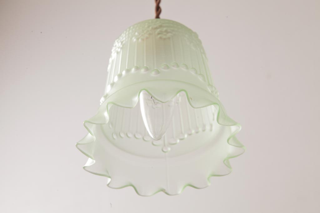 フランスアンティーク　淡いグリーンと花模様が可愛らしいペンダントライト(天井照明、吊り下げ照明)