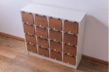 ラフジュ工房オリジナル　懐かしさと温かみがあるパタパタ扉のペイントマス目棚(収納棚、下駄箱)