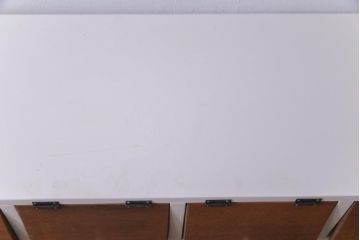ラフジュ工房オリジナル　懐かしさと温かみがあるパタパタ扉のペイントマス目棚(収納棚、下駄箱)