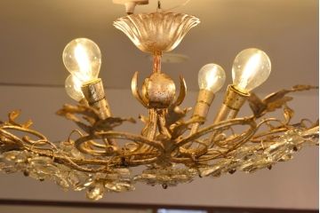 フランスアンティーク　鉄製　フラワーモチーフのガラスが愛らしい繊細な4灯シャンデリア(天井照明)