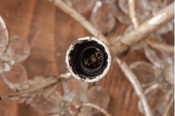 フランスアンティーク　鉄製　フラワーモチーフのガラスが愛らしい繊細な4灯シャンデリア(天井照明)