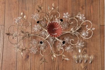 フランスアンティーク　鉄製　フラワーモチーフのガラスが愛らしい繊細な4灯シャンデリア(天井照明)