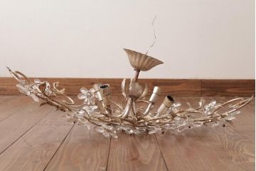 フランスアンティーク　鉄製　フラワーモチーフのガラスが愛らしい繊細な4灯シャンデリア(天井照明)