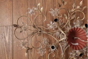 フランスアンティーク　鉄製　フラワーモチーフのガラスが愛らしい繊細な4灯シャンデリア(天井照明)