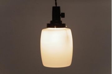 昭和レトロ　シンプルで馴染みやすい筒型の吊り下げ照明(天井照明)