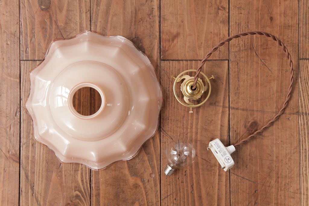 フランスアンティーク　柔らかな色合いが可愛らしいガラスシェードのペンダントライト(天井照明、吊り下げ照明)