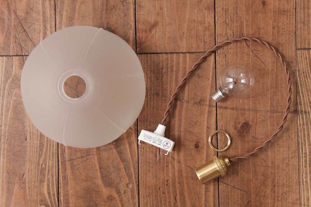 フランスアンティーク　丸い形のすりガラスシェードのペンダントライト(天井照明、吊り下げ照明)