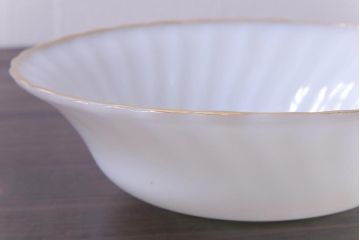 ビンテージ　ファイヤーキング(FireKing)　ホワイトシェル　ゴールドリムが上品なボウル